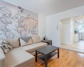 Metro Sauvé - Cosy apartment - 2 Bedrooms Queen beds - Montreal - Living room