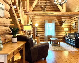Hidden Log Cabin | Hot Tub | Ping Pong | Family | - Goshen