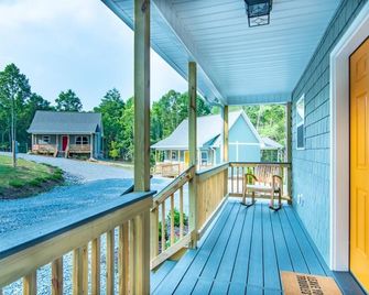Monarch Cabin | Wifi & River Access - Elkin - Balcony