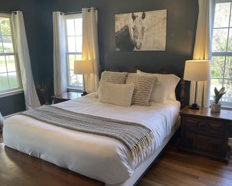 New family & pet friendly FarmhouseEquine retreatAllen House centrally located - Smyrna - Bedroom