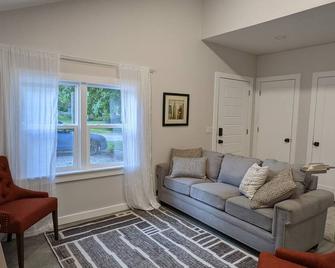 Farmhouse Chic - 2 Bed, Luxe Finishes, huge yard - Grandview - Living room