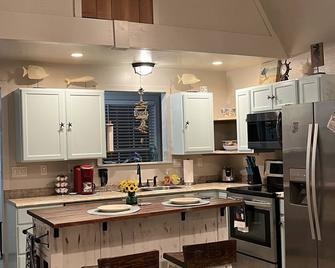 Bay View Bungalow - Seadrift - Kitchen