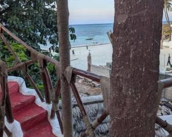 Kassandra Beach And Restaurant Mixed Dormitory Room - Nungwi - Balcony