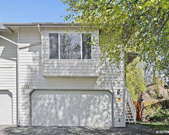 Remodeled central townhouse w/fireplace bike trails & parks - Anchorage - Edificio