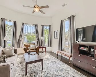 Historic Victorian 2 Mins From Pearl District - San Antonio - Oturma odası