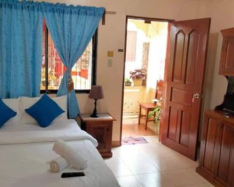 Coralyn's Place couple room/standard room with private toilet and kitchenette - Malay - Bedroom