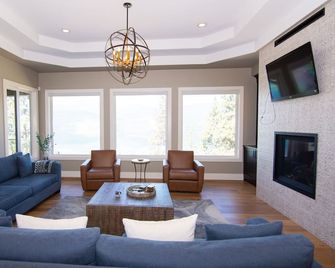 Licensed Luxury Okanagan Home with Pool - Lake Country - Вітальня