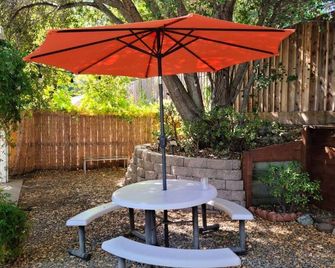 3 bed 2 bath home in heart of Silicon Valley - Redwood City - Patio