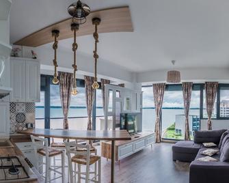 Sns Apartament In Vila Sophia - Mamaia - Vardagsrum