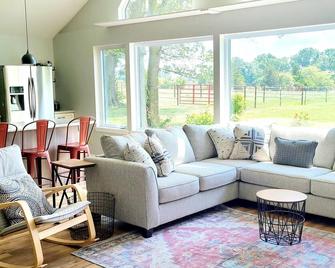 Glenn Acres Farm, Fishing and Relaxing, a Place Everyone Loves! - Columbia - Ruang tamu