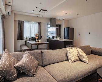 Apartment Hotel 11 Shinsaibashi Amemura - Osaka - Living room