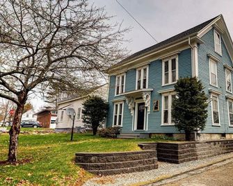 Upper Corbel - Charming upstairs duplex with fast WiFi, partial AC, & walkable location - Bucksport - Building