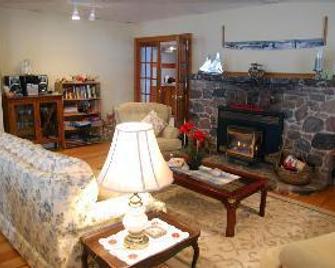 Windspire Inn - Saugeen Shores - Living room