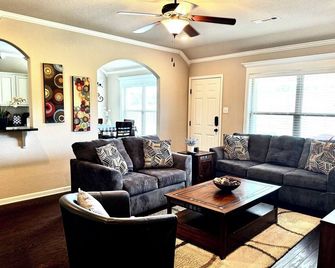 Home Sweet Home! - Conway - Living room