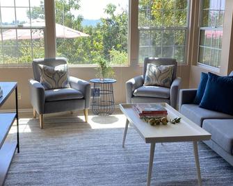Guesthouse nestled in acres of organic avocado and pixie tangerine orchards. - Ojai - Wohnzimmer