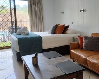 Pacific Palms Motor Inn - Marcoola - Living room