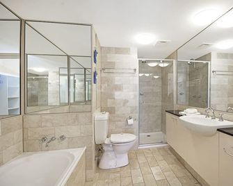 Clubb Coolum Beach Resort - Coolum Beach - Bathroom