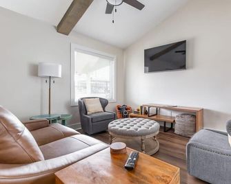 Luxury Cottage, Sleeps 12 , Great Location: minutes to sports complex - Ruston - Wohnzimmer