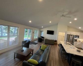 The Perfect Place: Close to town, with 100' of private lake frontage. - Montague - Sala de estar