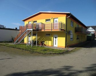 Appartement Vermietung Brunner - רוסטוק - בניין