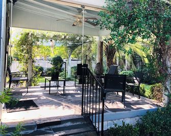 Historic 3-bedroom house walking distance to downtown Walterboro with WiFi, AC - Walterboro - Patio