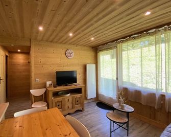 Cozy 4-Person Apt with Independent Bedroom, Terrace, Wifi & Parking in Crest-Voland - Crest-Voland - Вітальня