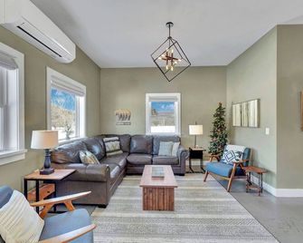 Creekside Ranch 9 Miles to Ellicottville w/Hot Tub - Great Valley - Living room