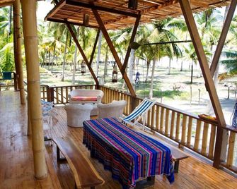 Paradise Beachfront House, 5-bedroom, hut and beach beds in Isla Portete - Mompiche - Patio