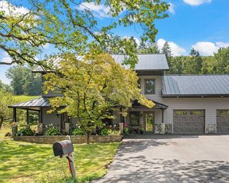 Hideaway Farmhouse Suite on Signal Hill with Hot Tub - Montoursville - Gebäude