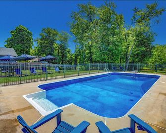 Wonderful “Retreat” In ground Pool, Fabulous Backyard, Bike to Beach - Spring Lake Heights - Piscina