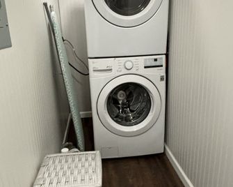 Zen Den - jetted tub, massage chair, home theater, EV charger, King bed, parking - Burleson - Prádelna