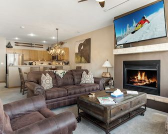 Chic Streamside Home, Hot Tub, Bbq, Minutes From Resort - Avon - Sala de estar