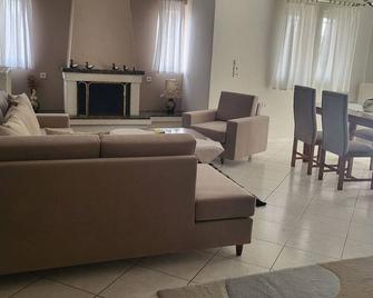 Guest home 1 with fireplace - Ioannina - Wohnzimmer