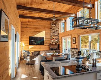 Cozy Cardoness Cabin on Private Fish Pond with Flowing Waterfall and Fountain - Linden