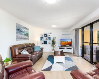 Marcoola Beach Resort - Marcoola - Living room