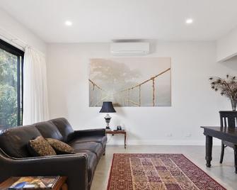 Hideaway Nook by Wine Coast Holiday Rentals - Willunga - Living room