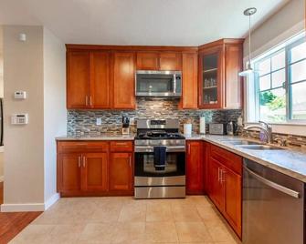 @ Marbella Lane Mini Guest House in Downtown San Jose - San Jose - Cocina