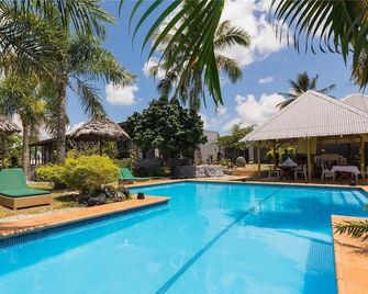 Coconut Palms Resort & Diamond Casino - פורט וילה - בריכה