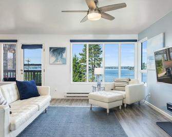 124 -Relaxing Lakeside Haven - Renton - Living room