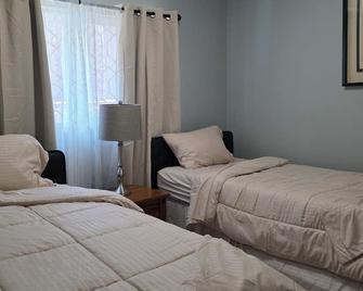 3-bedroom house in brilliant Vallejo with WiFi, AC. Enjoy your stay - Vallejo - Bedroom