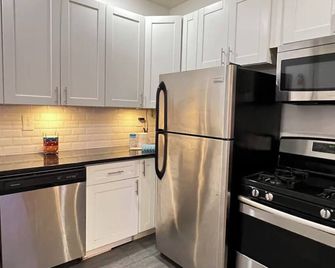 Upper West Side NY Chic Spacious Apartment 1B 1B - Close to Everything! - New York - Kitchen