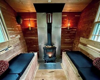 Happy Haven w hottub, Gym, & hammocks in West AVL - Asheville