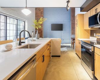 Landing | Spectacular 2bd, Courtyard, Gym - Cleveland - Kitchen