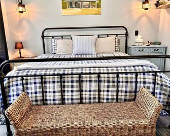 No Cleaning Fee. King Bed. Cedar soaking Hot Tub, 5min walk to Beach - Two Rivers - Schlafzimmer