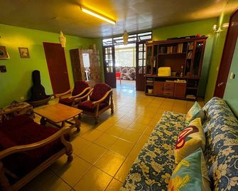 Cosy guesthouse on Taiohae Bay, in the town center - Nuku Hiva - Sala de estar