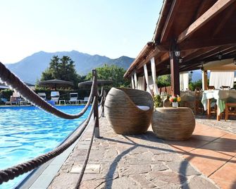 آي إتش هوتلز فيلاسيميوس لي تزاجاريه ريزورت - فيلاسيميوس - حوض السباحة