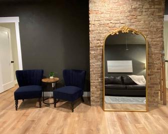 Premium Accommodations for up to 6 people in the heart of Downtown Greensburg - Greensburg