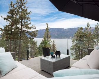 Executive, private, lake-view home that is 1 hour to Silver Star and Big White - Lake Country - Balkon