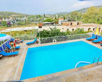 Zeybek 1 - Gelemiş - Piscina