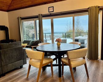 Home of the Living Sunset - Northern Bruce Peninsula - Dining room